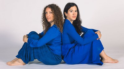 Coloma Bertran i Lia Sampai, violí i veu.