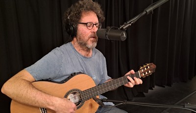 Jordi Tolosa a la guitarra.