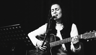 Marian a la guitarra.