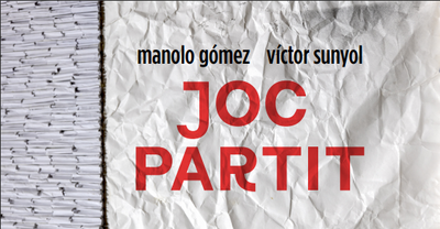 Imatge de l'Exposició JOC PARTIT de Manolo Gómez i Víctor Sunyol. Imatge partida en un fons de pedra al lateral i un cos central i dret de paper arrugat amb el text "JOC PARTIT" en vermell al front. Els noms dels artistes a la part superior.