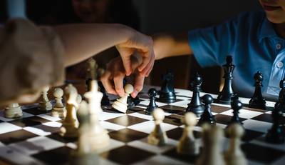 Mans jugant a escacs..