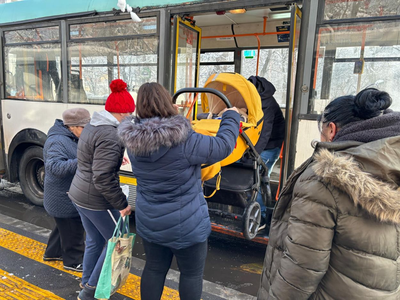 aking the bus in Bucharest. The image shows how the people in a bus station are trying to help a mother get on a bus with a baby stroller and without a ramp. (Source: Iris Popescu, 2023) © Foto: Iris Popescu, 2023 (ama.