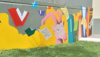 Mural actual de la BPB, pintat en un taller per a joves..