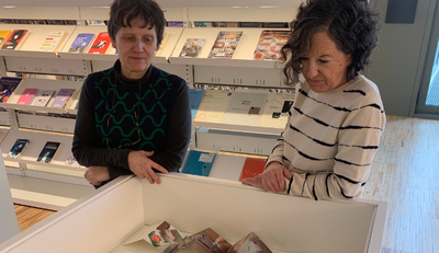 Isabel Banal i Glòria Picazo amb una mostra de llibres d'edicions d'artista..