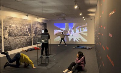 Joves reunits en una sala participant en diferents activitats i jocs.”.