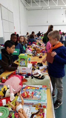 El 8è mercat d’intercanvi entre les escoles de Vic promou la reducció de residus i la reutilització de joguines usades.