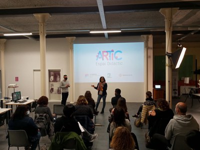La Farinera, Centre d'Arts Visuals de Vic presenta el projecte ArTIC als centres educatius de la ciutat.