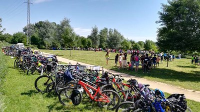 Més de mig miler de nens i nenes participen a la 21a bicicletada escolar.