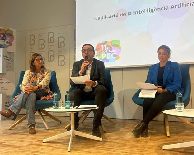 La regidora d’Educació, Elisabet Franquesa; l’alcalde de Vic, Albert Castells; i Saray Gómez, directora dels Serveis Territorials d’Educació a la Catalunya Central; durant l’acte inaugural del divendres 17 d’octubre.