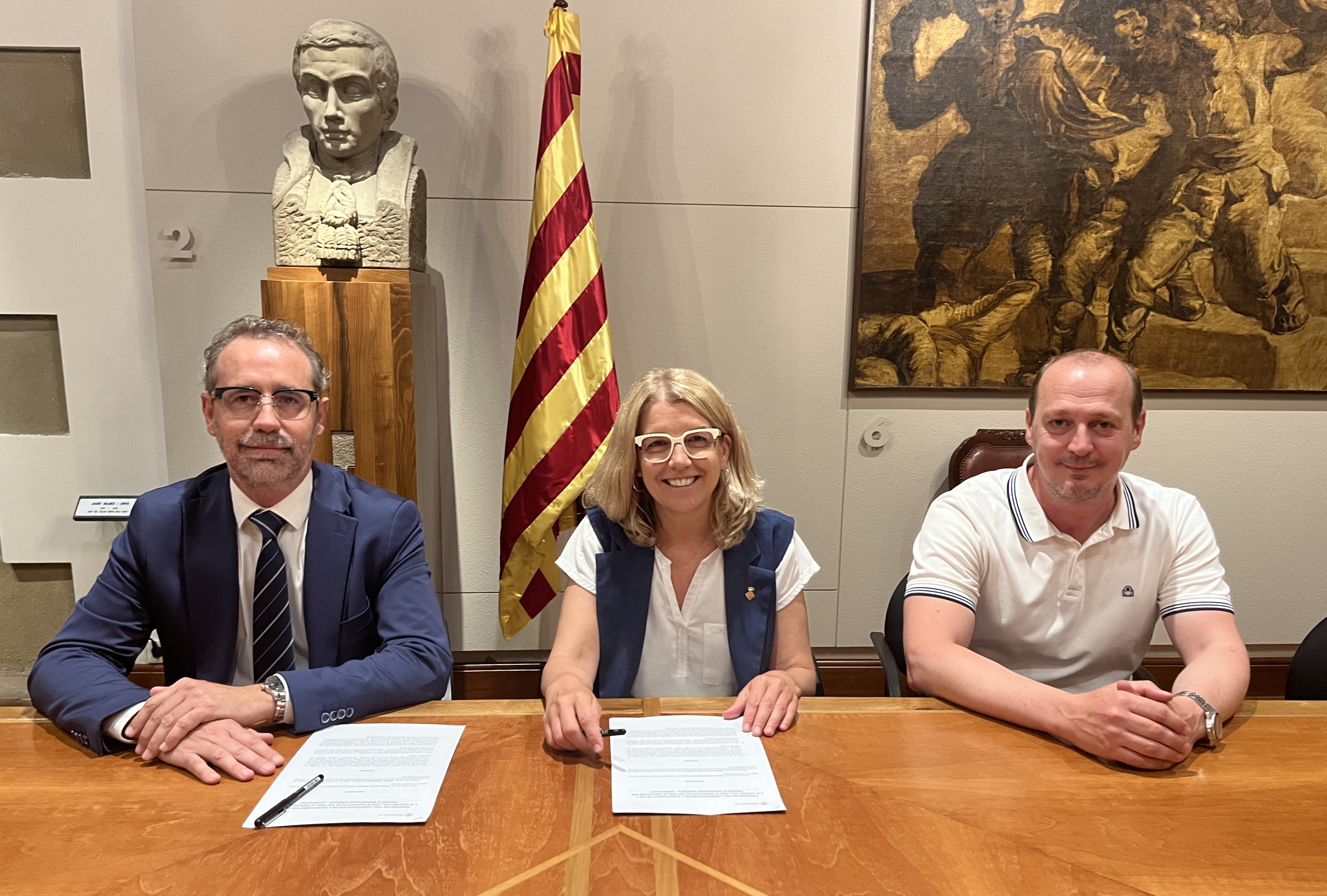El degà del Col·legi d’Advocats de Vic, Rogeli Montoliu; la regidora d’Habitatge, Núria Homs; i el regidor del consistori, Josep Pou