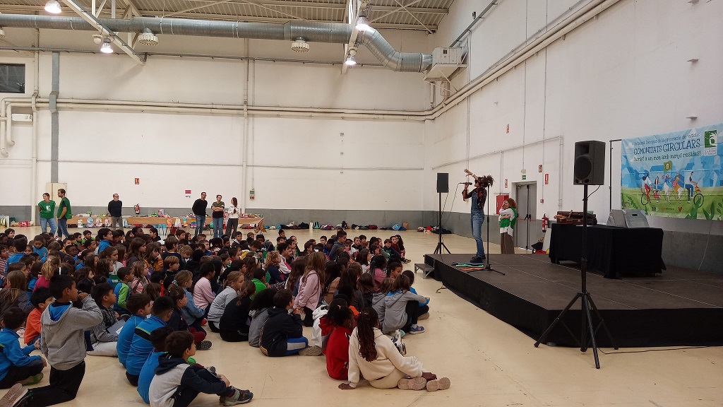 Amb l'intercanvi podem allargar la vida de les joguines evitant que aquestes vagin a parar al contenidor