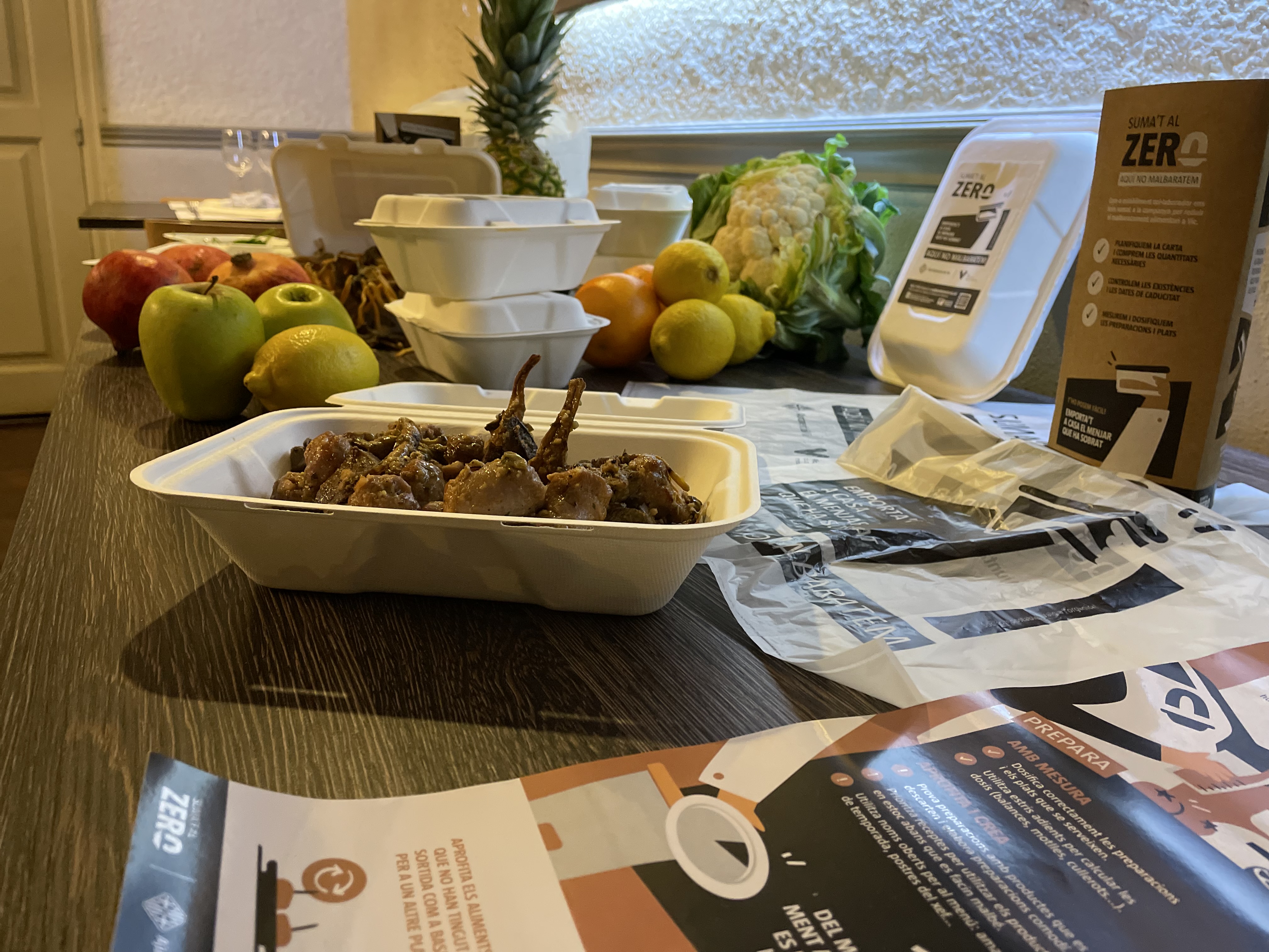 Carmanyola compostable amb menjar sobrant