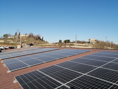 Plaques fotovoltaiques a la coberta de l'escola.