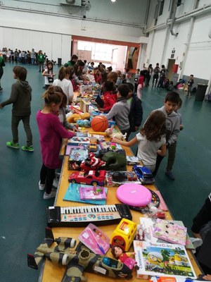 Més de 226 kg de joguines intercanviades entre els alumnes de les escoles de Vic, al 9è Mercat d’Intercanvi.