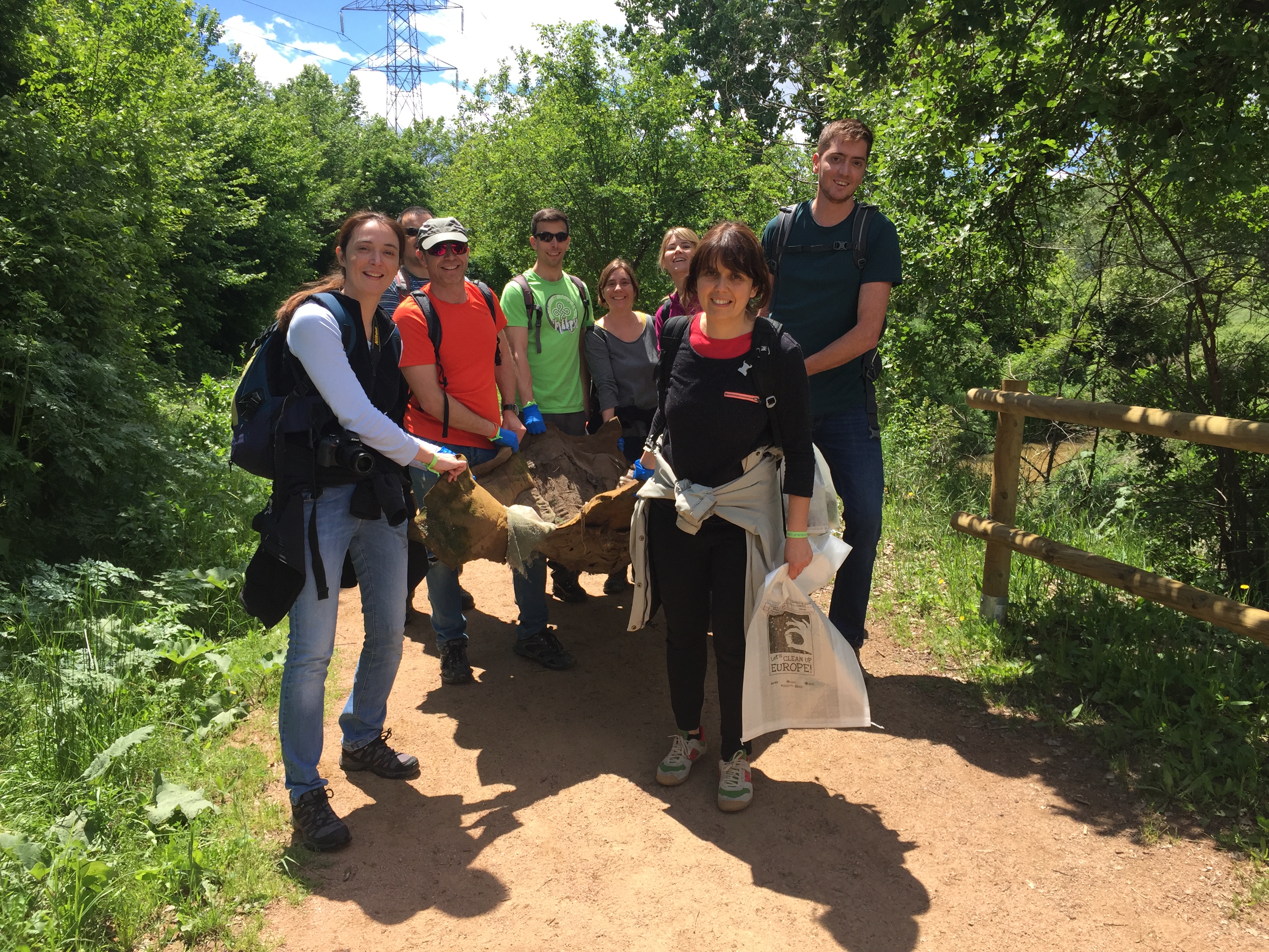 Voluntaris recollint residus entorn del riu Gurri