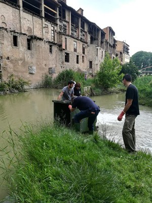 Voluntaris retiran el contenidor del riu.