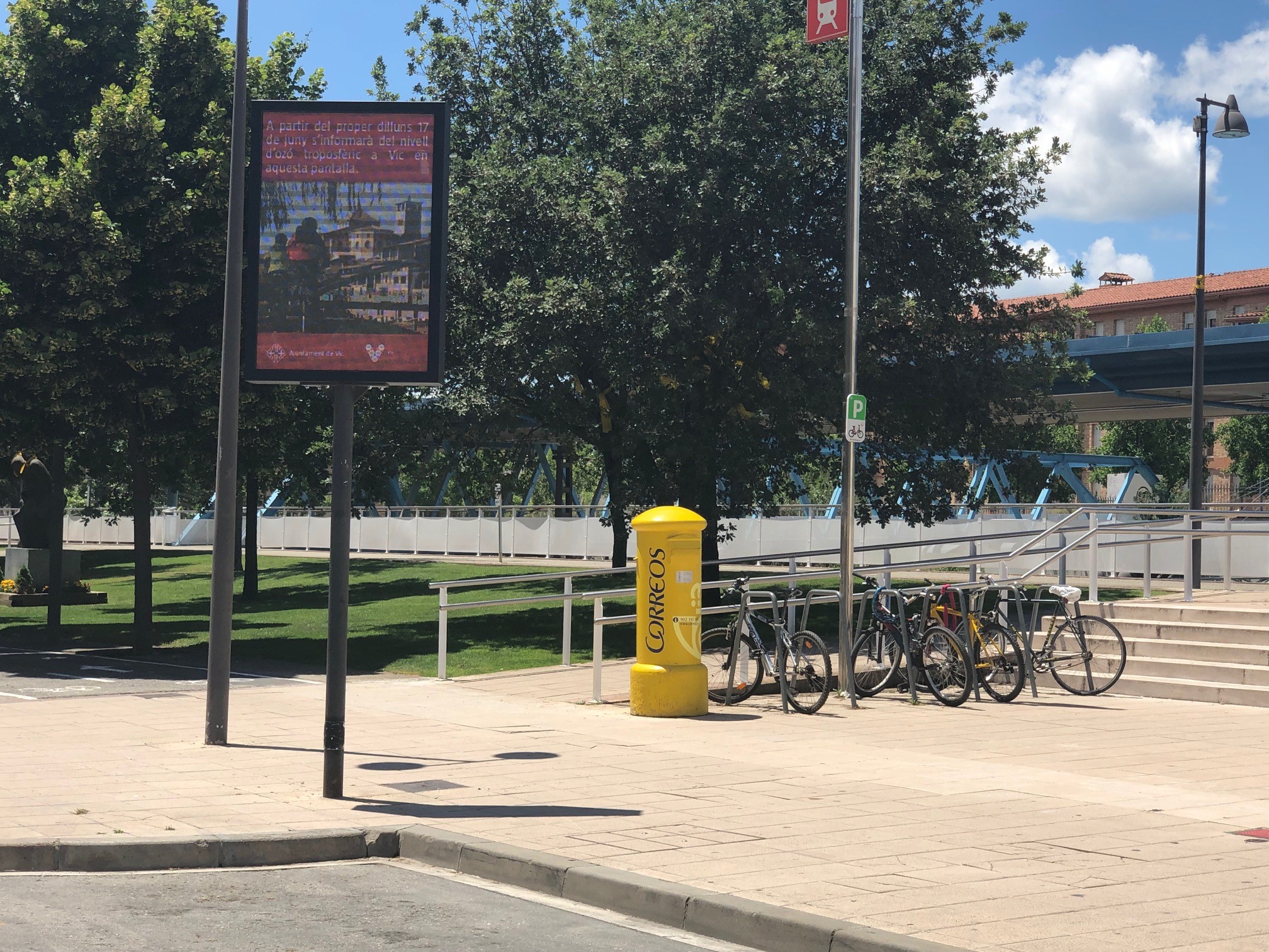 Pantalla informativa a la plaça de l'Estació