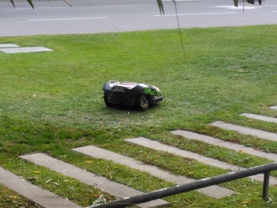 El robot treballant a la plaça del Mil·lenari
