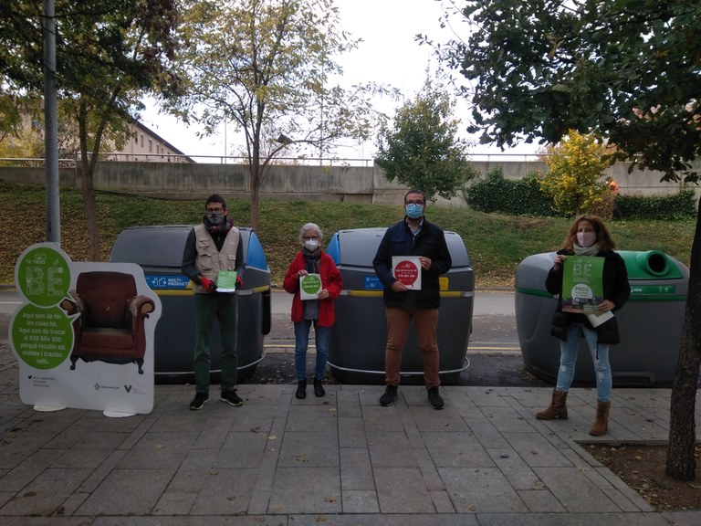 Albert Castells i Anna Sala amb un informador ambiental i una agent cívica