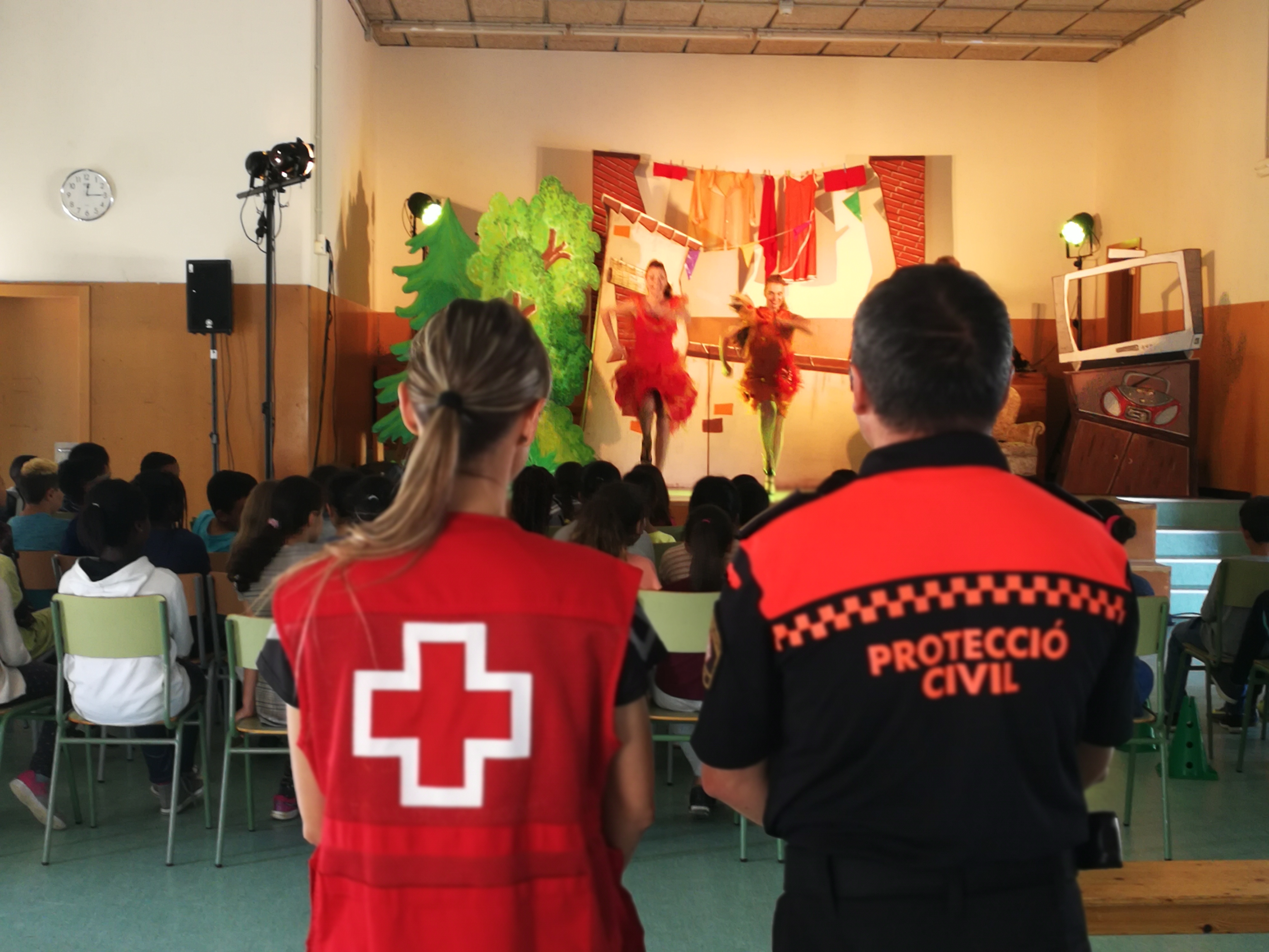 Obra de teatre, voluntaris de Protecció Civil i Creu Roja a l'escola "La Sínia"