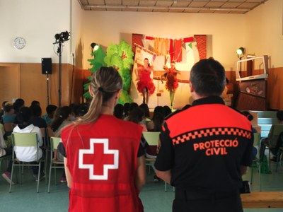 Obra de teatre, voluntaris de Protecció Civil i Creu Roja a l'escola "La Sínia".